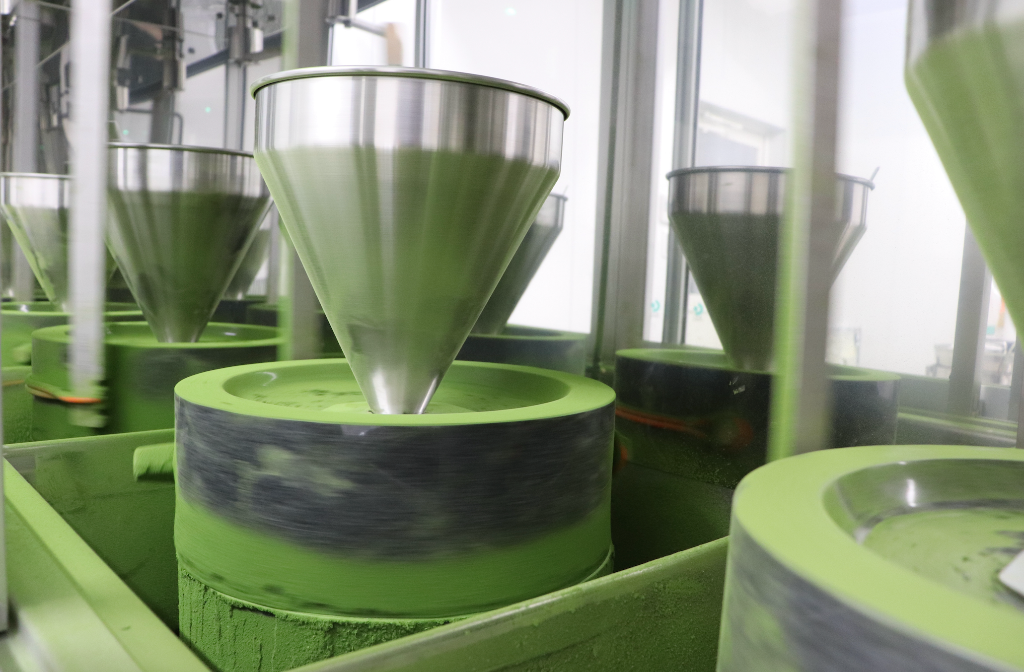 Tại Sao Matcha Cấp Độ Nghi Lễ Phải Được Xay Bằng Cối Đá?